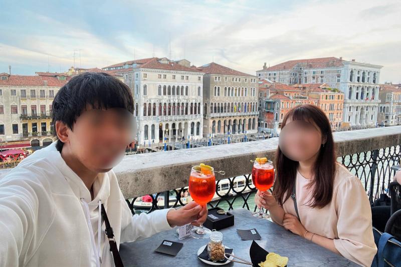 ホテルのバーでカナルグランデを見ながらアペロールスプリッツを飲みました！ イタリアでは多くの人が飲んでいました。ベネチアでは優雅にカナルグランデを見ながらゆっくり過ごして旅のフィナーレを迎えました。