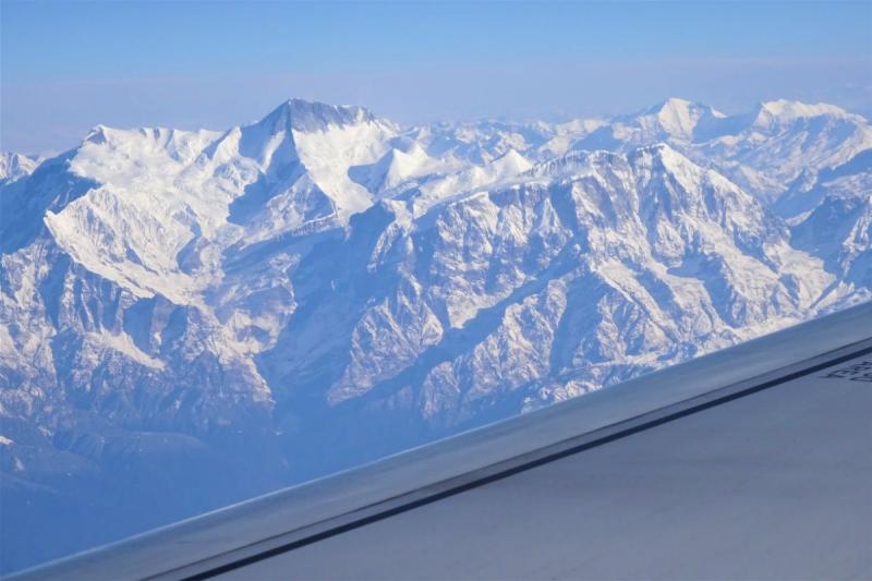 ＜写真：ネパールからインドへの飛行機で見えたヒマラヤ山脈＞定刻に出発、飛行機はヒマラヤの山並み近くを飛行したので、ヒマラヤの雄大な景色を見ることが出来ました。インドに向かって右側の窓際。朝日、夕日ではないけど、目的は達成されました。