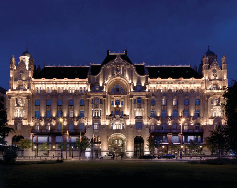 フォーシーズンズ ホテル グレシャム パレス ブダペスト（ハンガリー）世界遺産に登録されるドナウ川両岸の歴史地区に建つ5つ星ホテル。くさり橋のたもとに位置する建物は、ハンガリーでのアール・ヌーヴォー様式の傑作といわれるグレシャム宮殿を改装したものです。館内には200万枚のモザイクタイル、華やかなチェコ製のシャンデリア、ドラマチックな階段が設えられ、華麗な雰囲気が漂います。