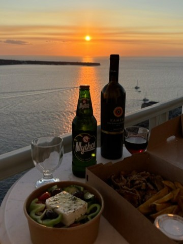 お部屋のバルコニーから見た夕日（サントリーニ島）