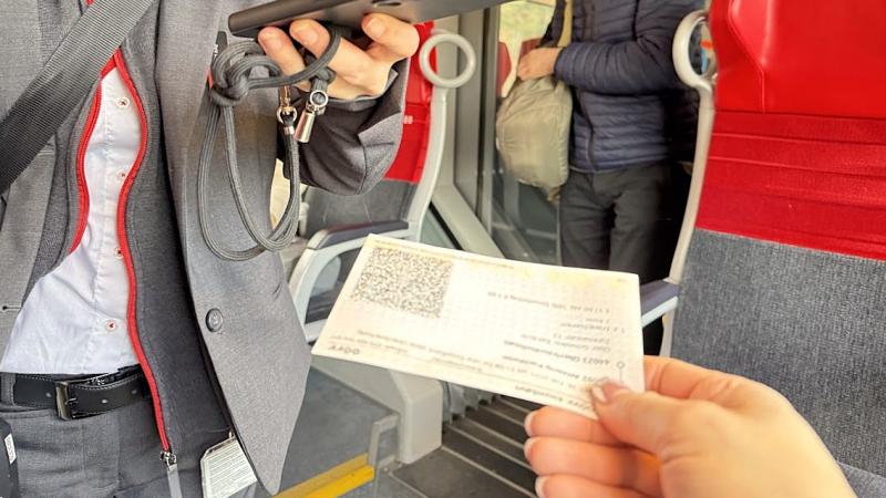 スタッフがチケットをスキャンしにまわってくるのでチケットを提示します