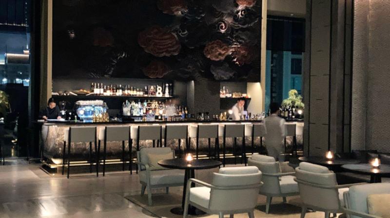 バーカウンターから奥が1872、手前フロント側がアルヴァ