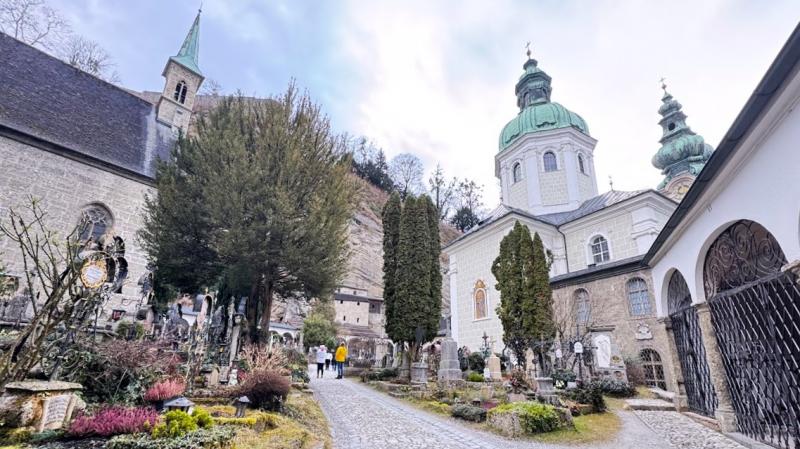 聖ペーター教会は8世紀に創建され、歴史ある墓地や図書館、芸術作品など貴重なコレクションが展示されています。