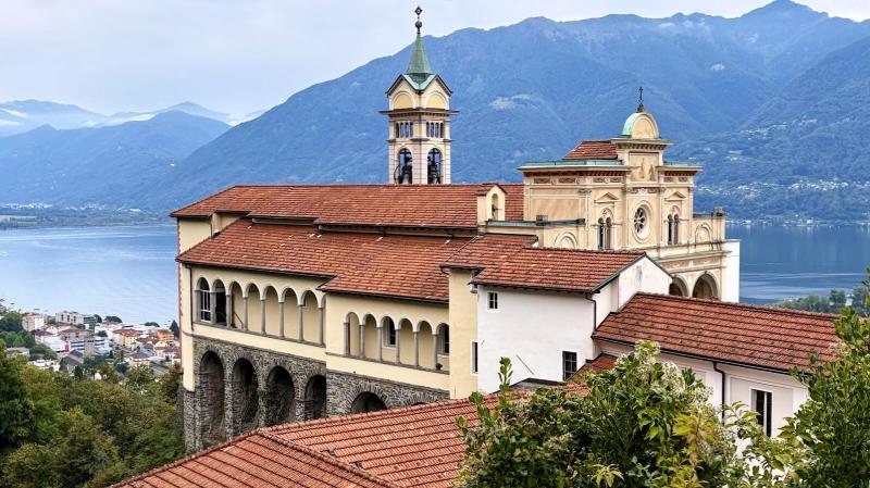 近くまで行くと、想像以上に大きく立派な聖堂でビックリ！ 絶景スポットとしても人気