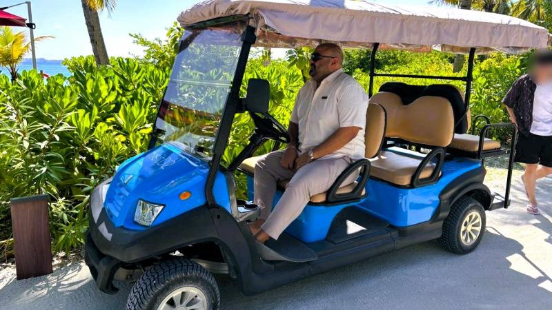 呼んでから10分ほど待つのは、モルディブならではのご愛嬌。余裕を持って呼んでくださいね！ オープンなカートでの移動は快適～。後方のうしろ向きの席もなかなか楽しいです(^^)/1日10ドルで自転車のレンタルも可能です（2025年11月視察時）。