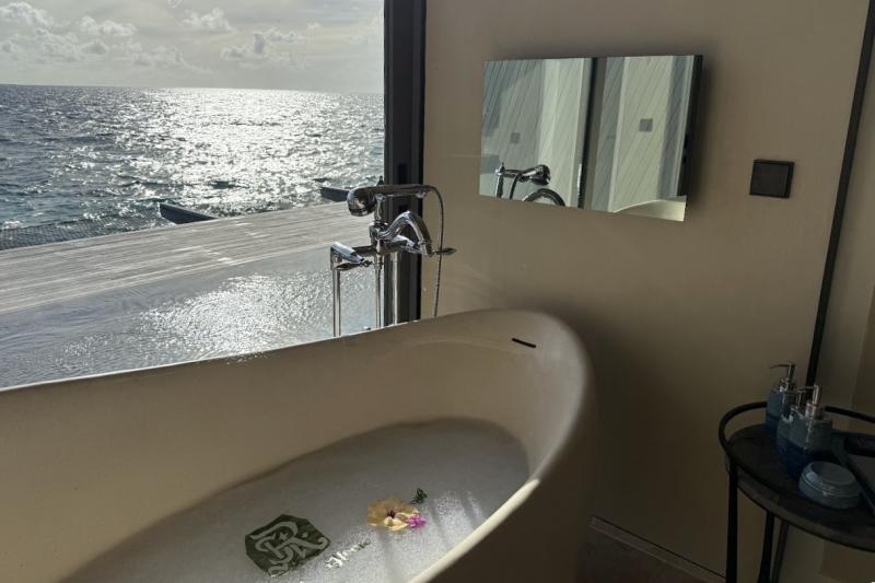 バスタブからは海が一望できます