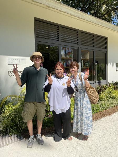 お土産屋さんのお姉さんと。とても親切にしてもらった！
