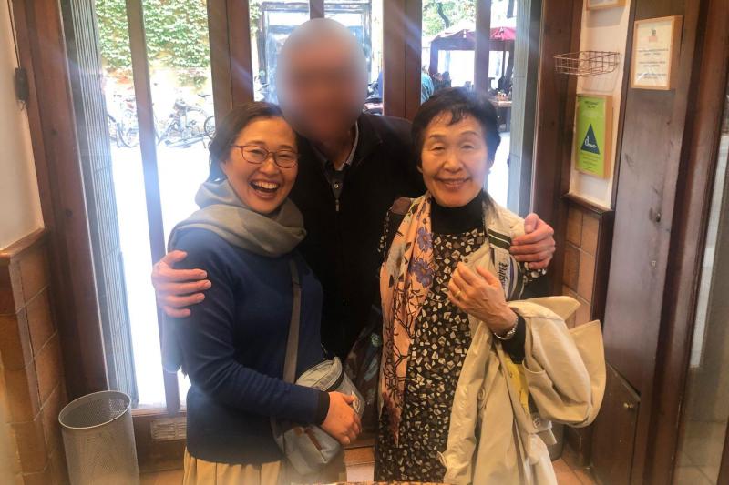 バーの常連さんと一緒に（バルセロナ）