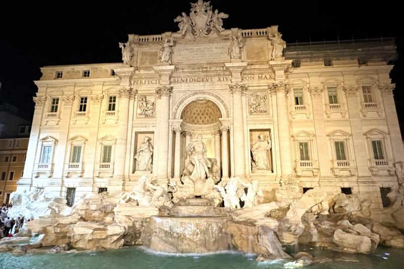 最初に訪れたローマの名所（トレビの泉）。ああ、イタリアに来たんだと感じました！