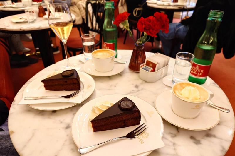 ホテル ザッハーのザッハトルテ（ケーキ）。オペラ鑑賞前に予約して入店。煌びやかな店内で美味しくいただきました