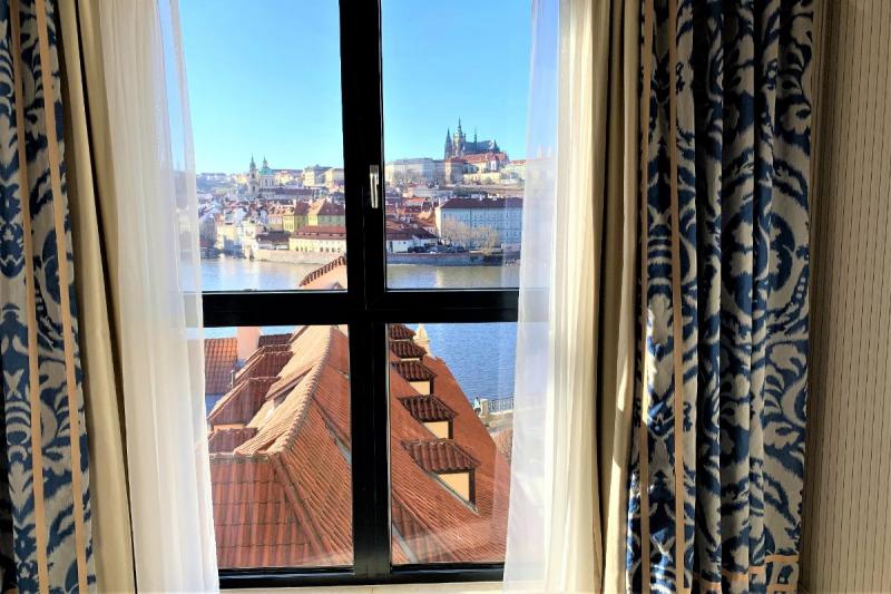 窓の外にはプラハ城が！贅沢な眺めです。