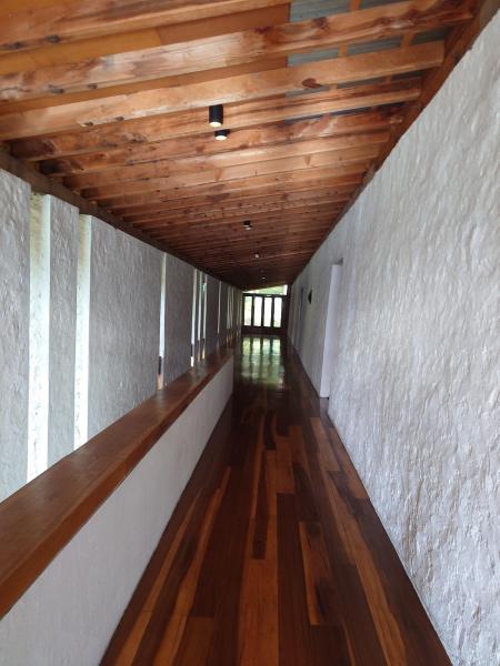 ホテル２階廊下