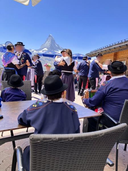 スネガ展望台でのダンス 