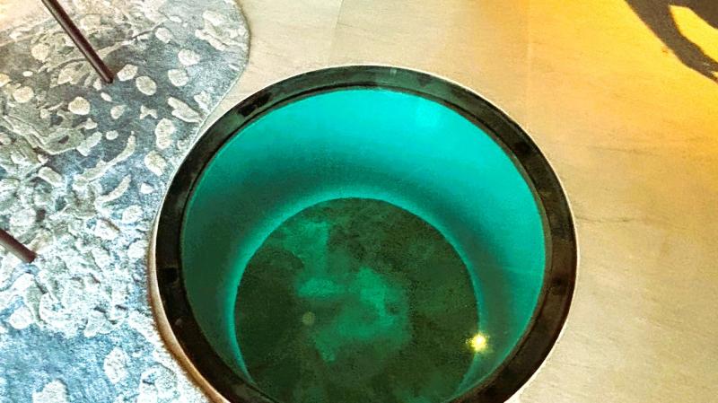 深海を感じさせるインテリアと、床がガラス張りで魚が見えます