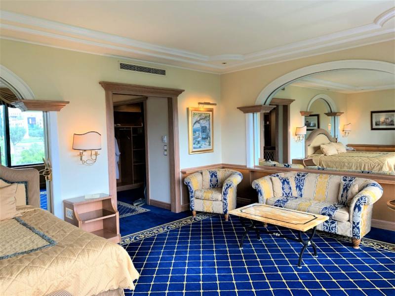 ソファーなどの家具はロイヤルブルーのカーペットに合うように、シャンパンベージュカラーで統一されています