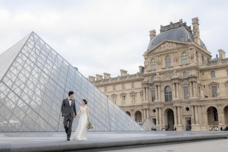 パリでウェディングフォト（定番のルーブル美術館のピラミッド前で）