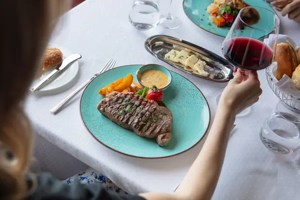 レストラン「Grill Seekers（グリル・シーカーズ）」は、ランチとディナーでご利用いただけます。