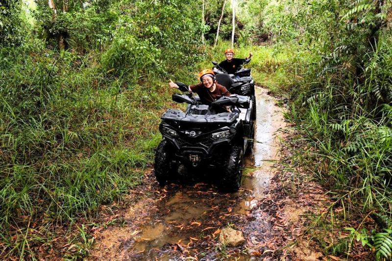 スコールが降ったすぐあとのATV体験だったので水たまりがあり、よりワイルドなドライブでした！