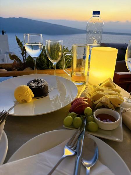 サンセットの美しい余韻に包まれながら、デザートを堪能する贅沢な時間（サントリーニ島）