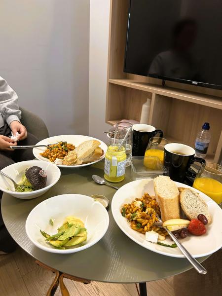 ロンドンのアパートメントホテルでの食事風景