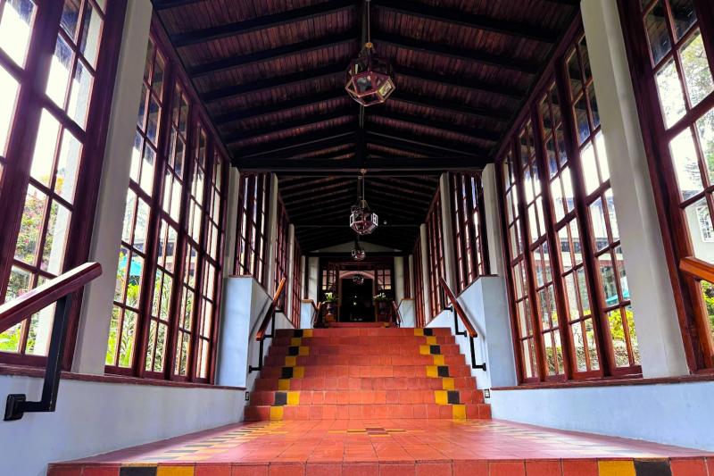 ブラウンの落ち着いた玄関