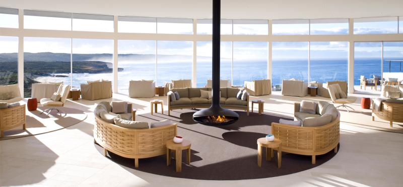 【泊まってみたい憧れホテルは？】サザン オーシャン ロッジ（オーストラリア）手つかずの自然が残るカンガルー島の南西に位置するラグジュアリーロッジです。白を基調としたおしゃれな客室は、全21室のスイートルームのみです。また海岸を望む小高い崖の上に建っているため、雄大な景色が広がっています。また南オーストラリアの豊かな土壌で作られたオーガニック食材で、シェフが作ったお料理とワインをお楽しみながら贅沢な時間を過ごすことができます。一度は泊まってみたい憧れのホテルです。