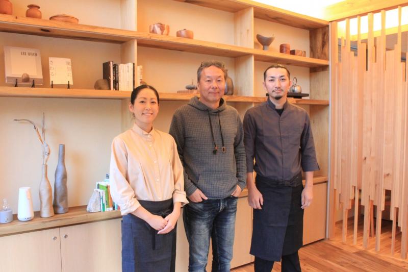 オーナーの鈴木を挟んで、一樹シェフとマネージャーの愛子さん
