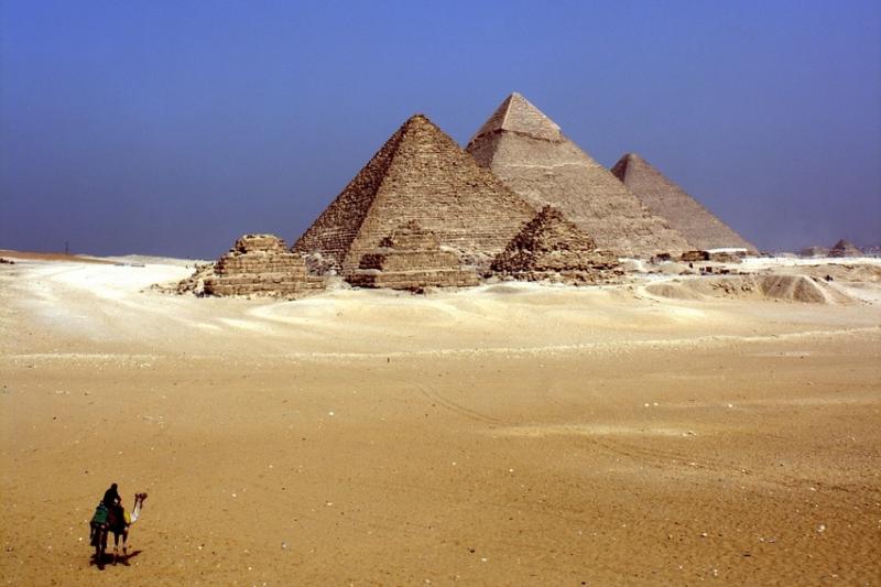【行ってみたい絶景スポットは？】ピラミッドや神殿（エジプト）エジプトの大ファンなので、いつか必ず訪れたい場所のひとつです。古代の歴史を物語るピラミッドの石に触れ、時代を越えた神秘的なものを感じに行きたいです。感覚的なものですが、その場所の空気を肌で感じることが夢です。