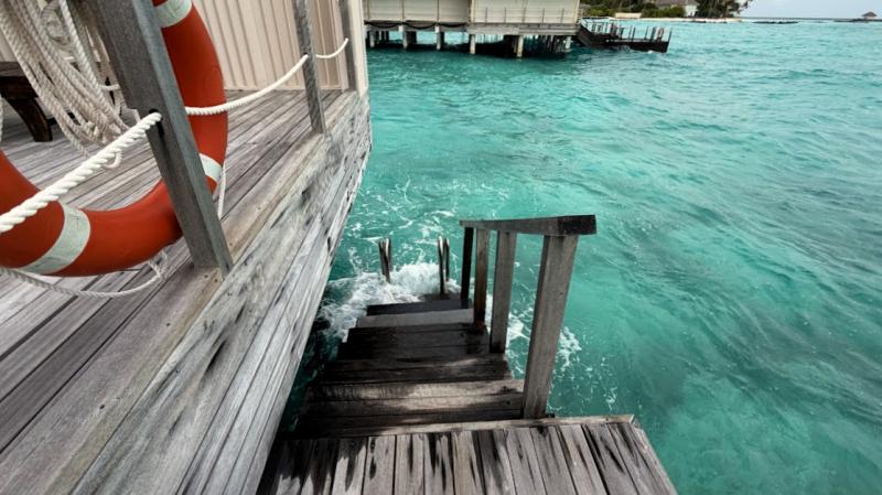 海に降りる階段はこのようになっています
