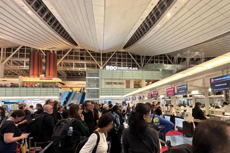 チェックインカウンターの長蛇の列