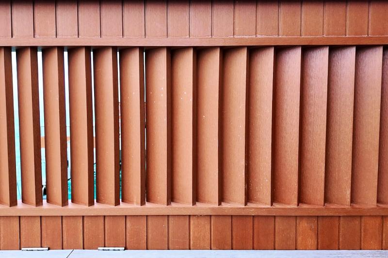 真横から見ると外は見えないのでお隣も気になりません