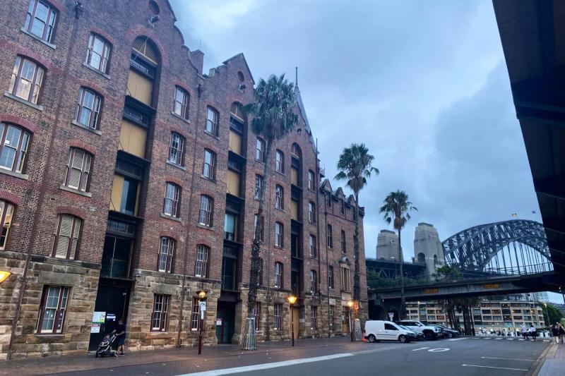 高層ビルと旧市街の建物が共存するシドニー