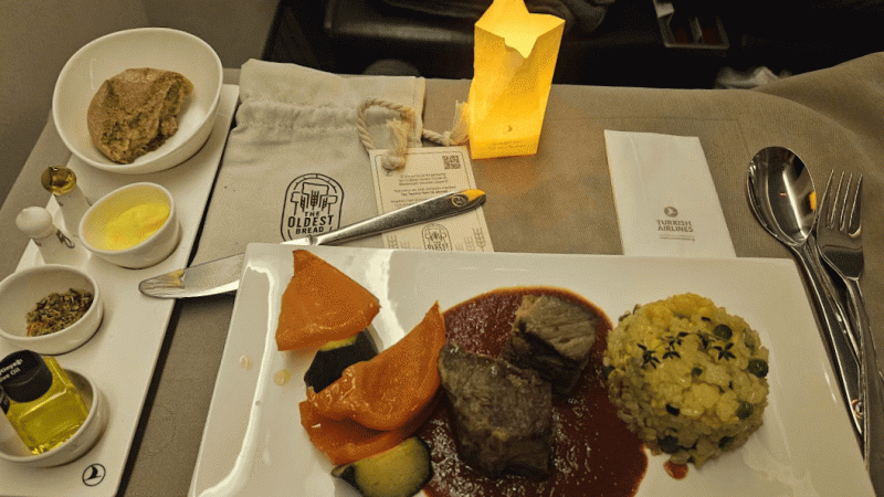 羽田便のメイン料理（ビーフリブ）