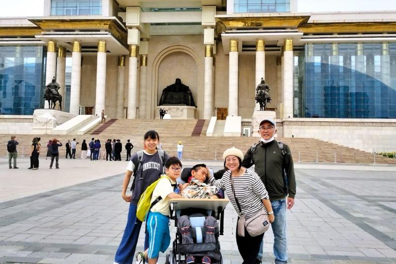 国会議事堂入口の巨大なチンギス ハン像