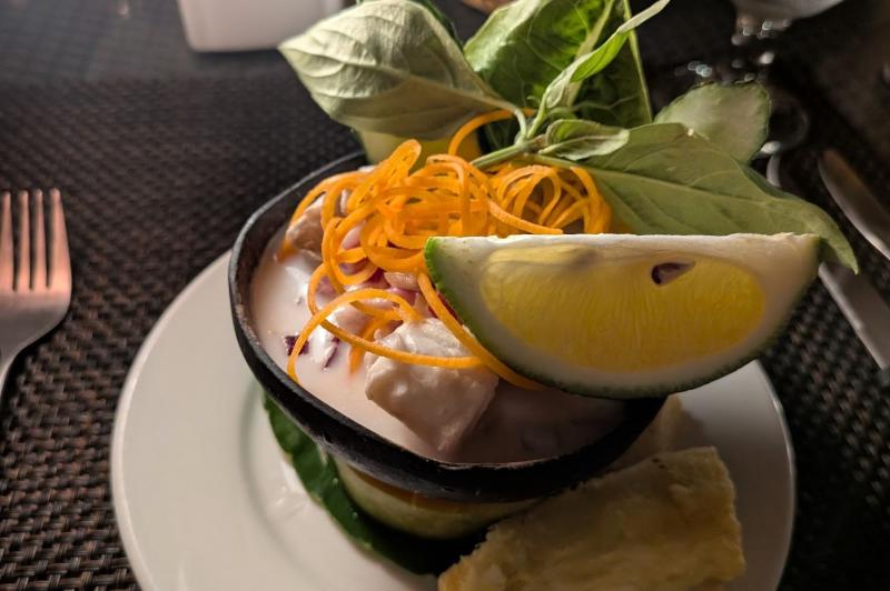 ココナッツミルクと柑橘類で白身魚をマリネした、爽やかな味わいの伝統料理「ココンダ」