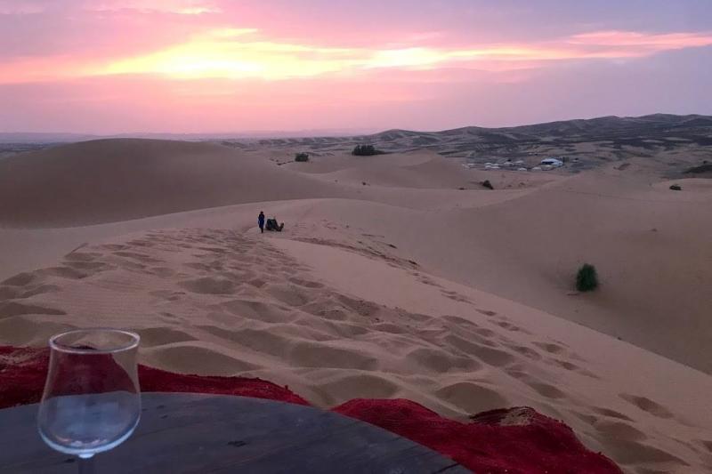 砂漠に座ってプライベートサンセットカクテル。ロマンティックな時間です
