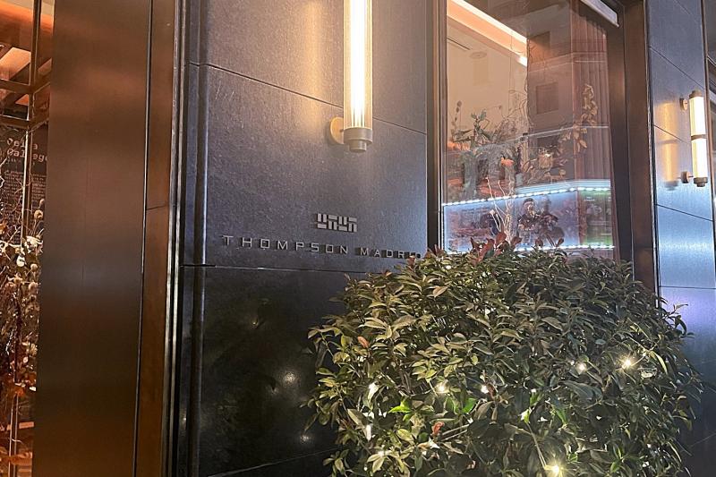 こちらがホテル入口です。観葉植物が育ちすぎてホテル名がほとんど見えなくなっていましたが…（笑）。スペイン人は気にしないのか！？とりあえず、見つけにくいかもしれませんので、ご宿泊の際は住所をよくご確認くださいね！
