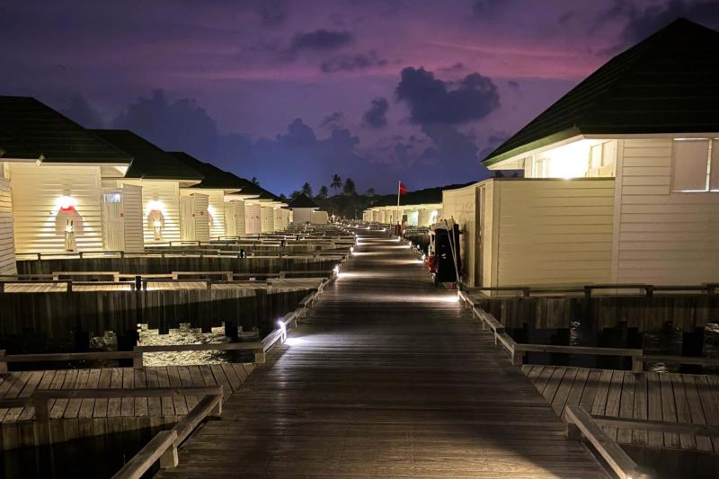 リゾートの夜の様子。ヴィラがライトアップされて、とっても綺麗！ 晴れている日は星も綺麗に見えました☆