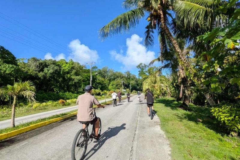ペリリュー島ツアーは最初、自転車で巡ります