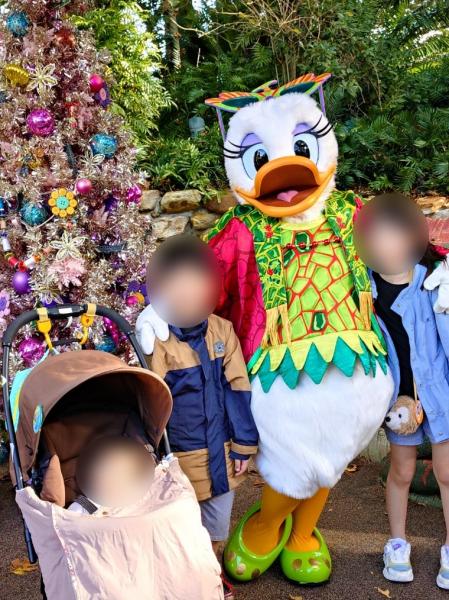 キャラクターグリーティング。デイジーダックと一緒に