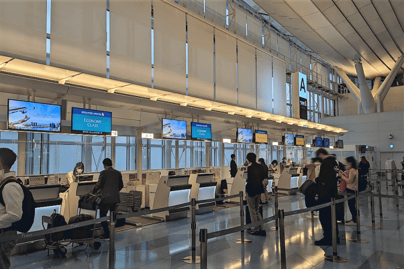 羽田空港のシンガポール航空チェックインカウンター