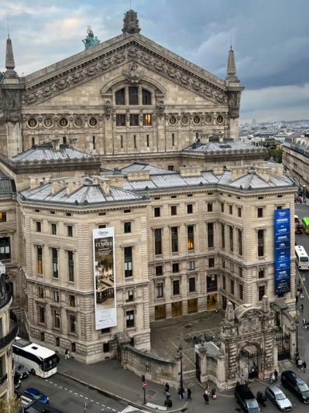 こちらはパリのオペラ ガルニエの裏手です