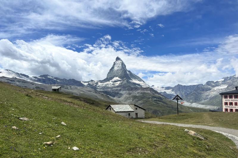 マッターホルンを眺めながらのハイキング（スイス）