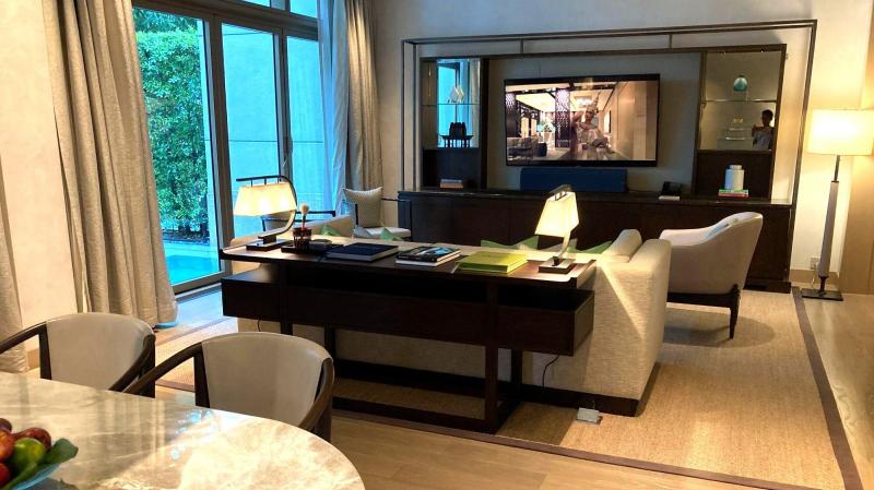 落ち着いた色合いのリビングルーム