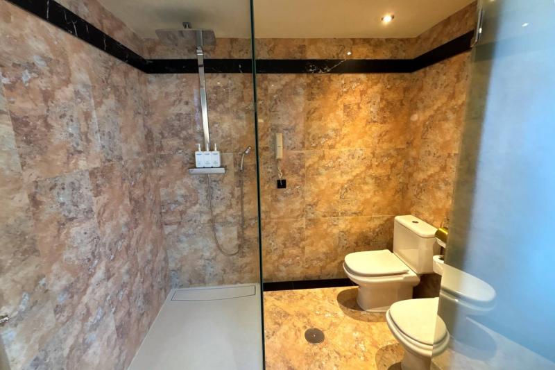 ガラス一枚で隣り合ったシャワールーム（トイレもあります）