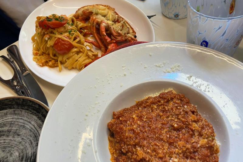 ベネチアではまず｢Restauracja Ca' Dolfin」で、ラザニアとロブスターパスタを。フワトロのラザニアが最高でした！