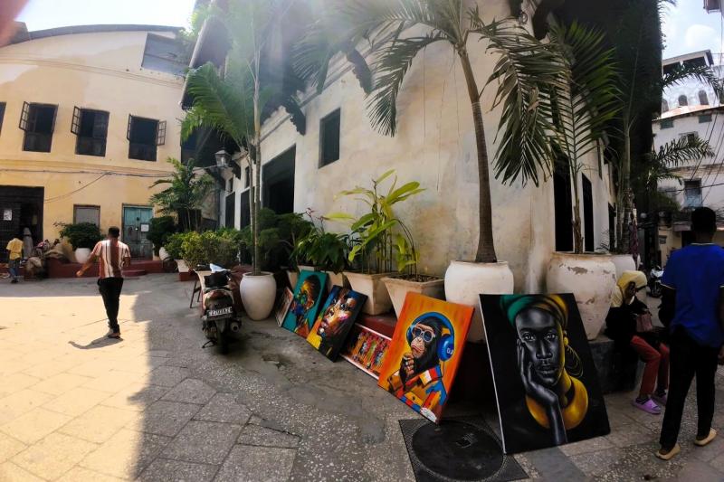 世界遺産のストーンタウンの街並み。石畳みにアートが並ぶ