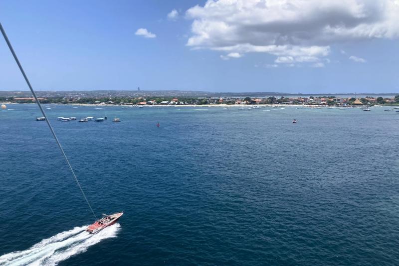 パラセーリング。ボートの上は揺れるし、スピードもあるので怖かったですが、上空に上がってしまうと景色もきれいで楽しめました。スケジュールが詰まっていましたが、良い思い出になりました