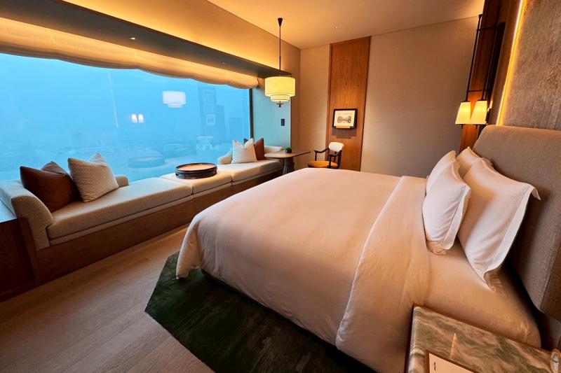 今回見せていただいたデラックスルームのベッドは窓に対して直角に配置されていました