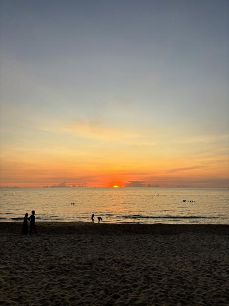 フーコック島のホテルのプライベートビーチで夕日を撮影、水平線の向こうの夕日がとても綺麗